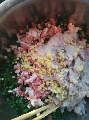 把切好的韭菜，肉丁，鱼肉，姜末放到一起