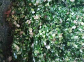 倒入油，盐十三香，料酒顺时针方向搅拌均匀