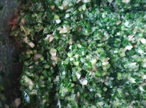倒入油，盐十三香，料酒顺时针方向搅拌均匀