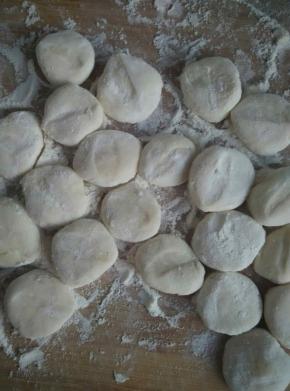 面粉加水和成光滑的面团，醒20分钟，切成大小均匀的挤子，檊成面皮包馅