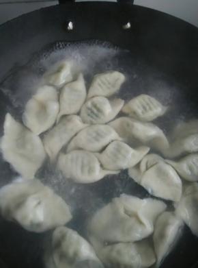 水泛起大水花时，饺子下锅大火煮5分钟