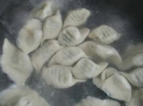 水泛起大水花时，饺子下锅大火煮5分钟