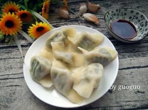 捞出淋干水分装盘