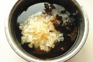 泡发黑木耳和银耳。