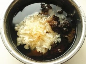 泡发黑木耳和银耳。