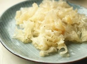 泡发好的银耳撕成小朵，沥干水分。