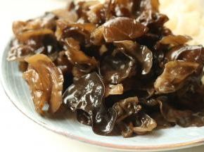 黑木耳也洗净，撕小朵。