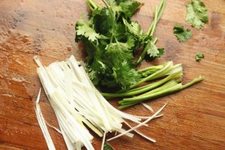 葱切丝，香菜切段。