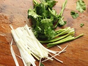 葱切丝，香菜切段。