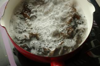 汤锅加水烧开，放入黑木耳和银耳煮半分钟。