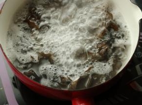 汤锅加水烧开，放入黑木耳和银耳煮半分钟。