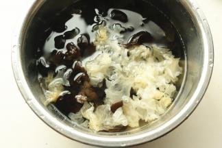 煮好的黑白木耳过凉水，沥干水分。