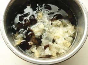 煮好的黑白木耳过凉水，沥干水分。