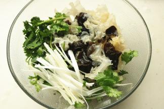 黑白木耳和香菜葱放入盆里。