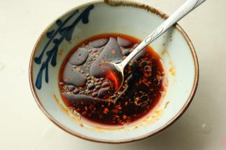 调料放一起搅匀即成料汁。