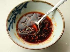 调料放一起搅匀即成料汁。