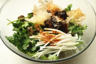 料汁浇在黑白木耳上，拌匀就可以了。