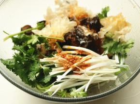 料汁浇在黑白木耳上，拌匀就可以了。