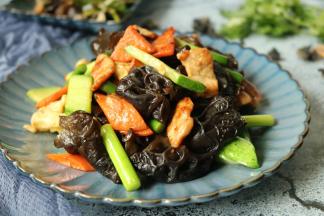 有肉有蛋有蔬菜，营养丰富。