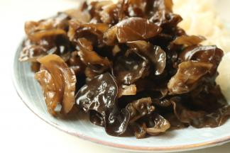 木耳冷水泡发2小时，洗净。