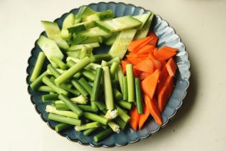 蔬菜切成片状。