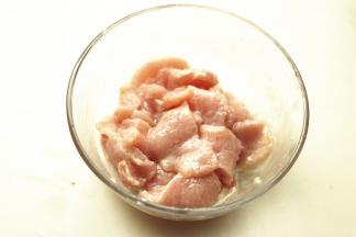 肉切片，加生粉、油、盐腌制10分钟。