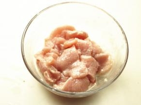 肉切片，加生粉、油、盐腌制10分钟。