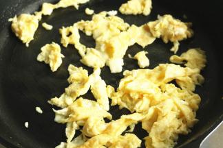 鸡蛋打散，加少许盐搅匀，炒锅放油，烧热后放入蛋液炒熟待用。