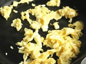 鸡蛋打散，加少许盐搅匀，炒锅放油，烧热后放入蛋液炒熟待用。