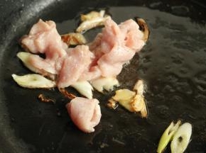 炒锅放油，放入葱姜爆香，下入肉片炒散。