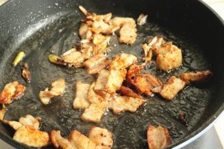 放入少许老抽和五香粉炒匀。