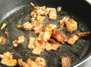 放入少许老抽和五香粉炒匀。