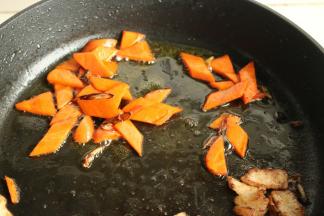 加入胡萝卜片翻炒。