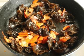 加入木耳继续翻炒。