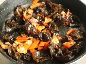 加入木耳继续翻炒。