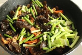 放入黄瓜片和蒜薹，再炒半分钟。加盐调味。