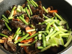 放入黄瓜片和蒜薹，再炒半分钟。加盐调味。