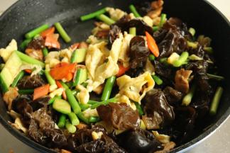 加入炒好的鸡蛋，炒匀就可以了。