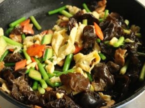 加入炒好的鸡蛋，炒匀就可以了。