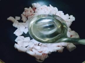 加入一勺水，水不要加多。