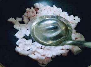 加入一勺水，水不要加多。