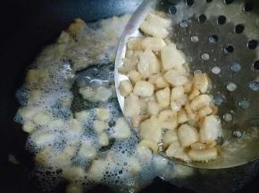 此时猪油已经变成微黄色，继续小火熬。