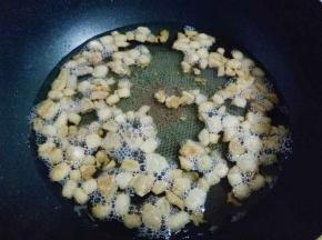 这个时候猪油几乎差不多了，油渣成黄色。