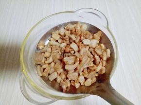 捞出油渣，(油渣可以吃的呦~炒菜，包水饺，都可以)