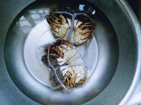 反面正面，用刷子刷干净。