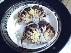 蒸蟹一定要翻过来蒸，这样蟹黄不容易流失。隔水蒸12-15分钟即可，具体时间根据蟹的大小增减。