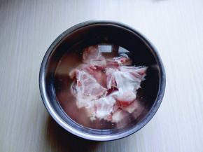 小排冷水冲洗干净，泡15分钟。之后焯水。