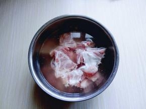 小排冷水冲洗干净，泡15分钟。之后焯水。