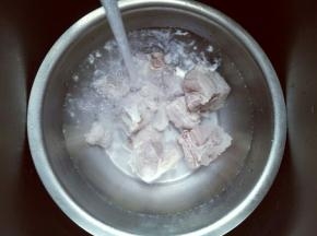 焯水的小排捞出后用冷水反复冲洗，小排上面的杂质洗干净。