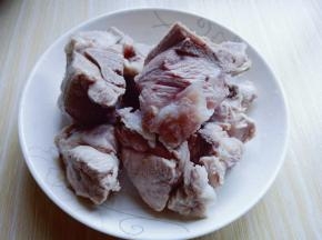 冲洗后的小排特别干净。